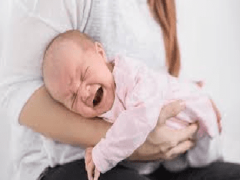 Кишечные колики у новорожденных: что это такое, их признаки и причины